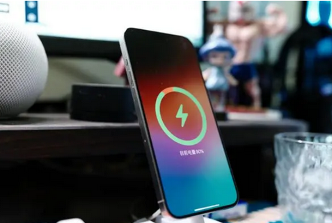 关岭苹果15换屏服务分享用什么充电器给iPhone15充电更好 